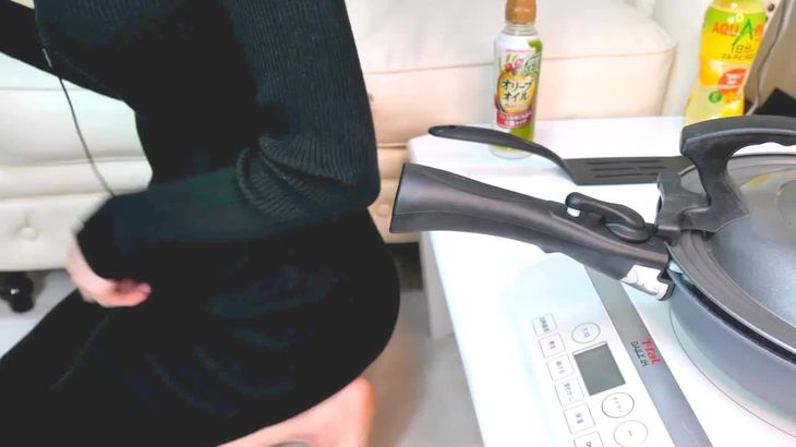 利香ASMR料理视频在线播放:私服制作大阪烧的沉浸式助眠体验