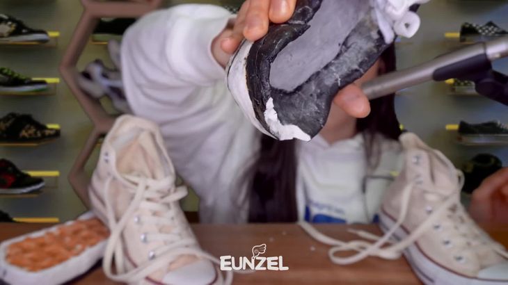 EdibleShoesASMR在线播放|帆布鞋咀嚼声音解压视频沉浸式体验
