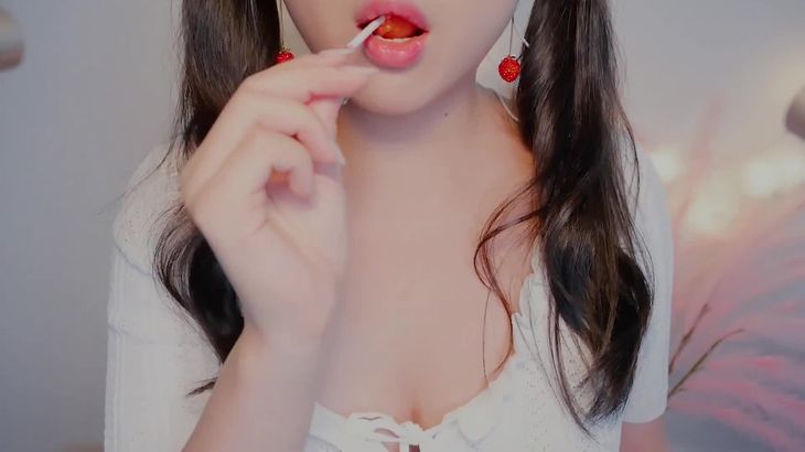 ROSE ASMR吃棒棒糖视频在线播放:沉浸式糖果咀嚼声助眠放松