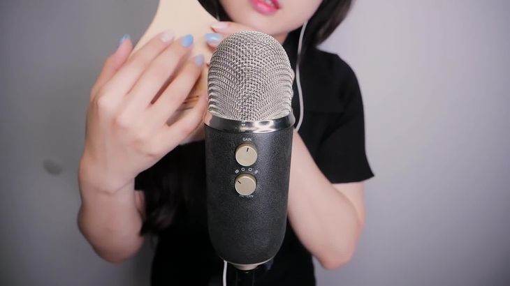 Bluewhisper ASMR视频在线播放:沉浸式耳语与麦克风轻触助眠体验