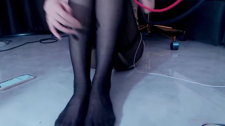 可爱的埋埋ASMR助眠视频在线播放:肉腿眼镜娘与袜袜触发音效
