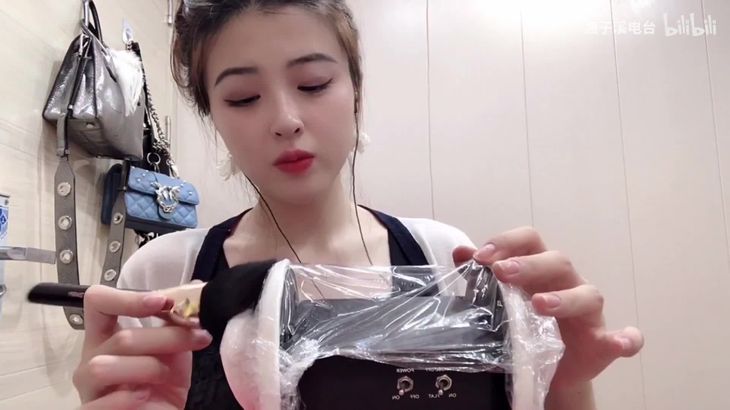 渔子溪ASMR视频在线播放:保鲜膜捂耳、轻扫低语,沉浸式助眠体验