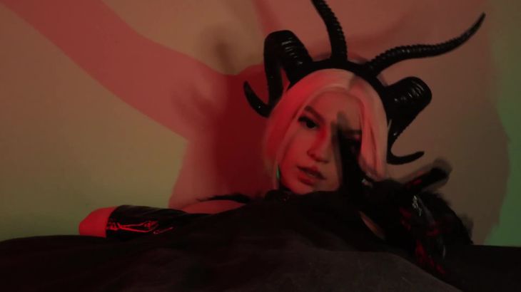 MOOD ASMR在线视频:俄罗斯助眠主播沉浸式耳语与舔耳触发音