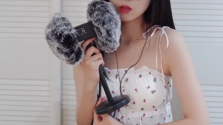 姬小雨在线播放:居家睡衣舔棒棒糖ASMR耳音助眠视频