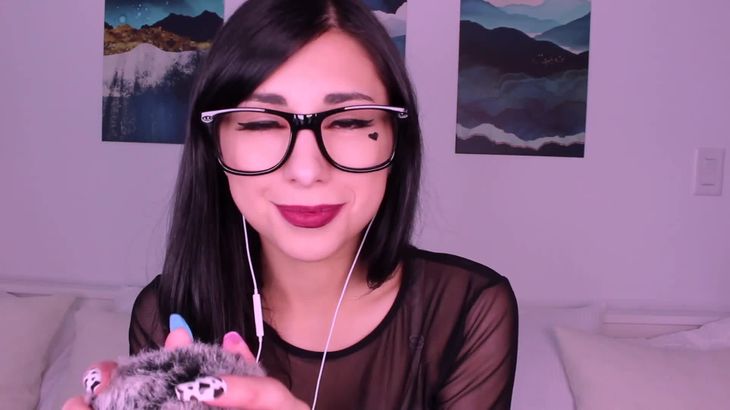 Goth GF ASMR在线视频播放:沉浸式头皮按摩与轻柔耳语放松体验